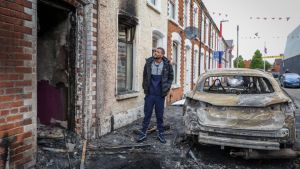 Messentrekker van Belfast voorgeleid terwijl stad bijkomt van racistisch geweld
