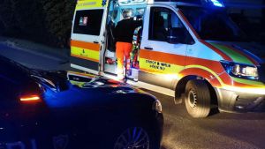 Scontro auto-moto, terribile incidente nella notte. Ragazza di 20 anni in condizioni gravissime