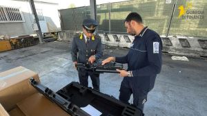 Spezia, maxi sequestro nel porto: 65 fucili spacciati da ‘soft air’, ma erano armi vere