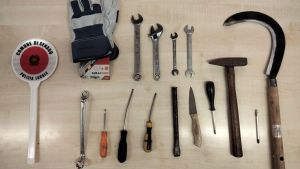 Senago, vede la polizia e scappa: in auto trovati un martello, un coltello e un falcetto. Denunciato 38enne