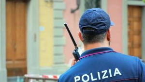 Aggredito nella notte a Firenze: calci, pugni e colpi sferrati con un palo stradale. E’ grave in ospedale