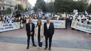 Saavedra cita de urgencia a los sindicatos médicos para sofocar el incendio de la sanidad asturiana, con huelgas y renuncias a hacer horas extra