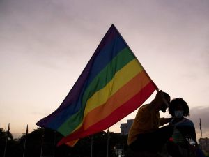 Se il taser va bene solo con il permesso della comunità Lgbt