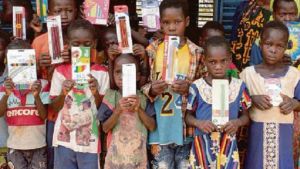 Sessanta kg di quaderni per la scuola dei bimbi nei villaggi di Burkina Faso