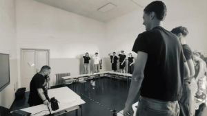 È l’ultimo giorno del professore (precario), il commovente saluto degli studenti: “Oh capitano, mio capitano”