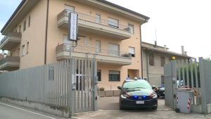 Entra in un negozio con la pistola, terrore tra i clienti: arrestato