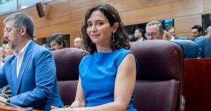Ayuso vuelve a banalizar el calor y se refugia en el Papa y la corrupción: 