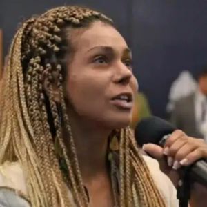 Barba, cabelo & mãos ao alto