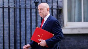 Si dimette il ministro della Difesa inglese perché la spesa per la difesa non è all’altezza delle minacce