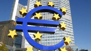La Bce rompe gli indugi e alza i tassi di 25 punti base