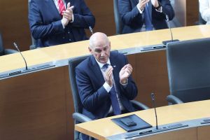 (POGLED) Kolumna Vesne V. Godina: Janša mora dokončati delo, ki še ni končano