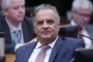 O diversionismo manjado de Aécio Neves