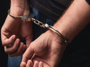 Агресивен тип влачи кучето си с кола, полицията го сгащи