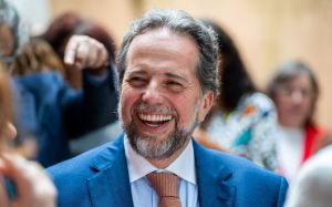 Presidente da Câmara de Comércio e Indústria Luso-Brasileira recebe comenda durante a FICOMEX