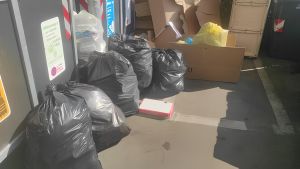 Piazza Baracca come una discarica: 
