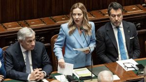 Meloni fa l’anti Vannacci su Kyiv e migranti. Ma sulla Difesa maggioranza e opposizione vanno in tilt