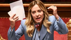 Meloni prova a disinnescare Vannacci: “Non siete la vera destra”. E Conte cade sulle “ginocchiere”