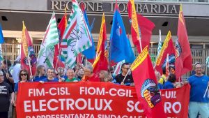 Crisi Electrolux a Solaro, l’azienda non si presenta all’incontro in Regione: l’ira dei sindacati