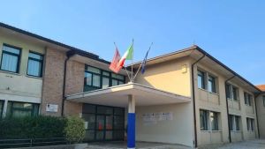 Scritte offensive in palestra: sessantacinque studenti si offrono per dipingere i muri