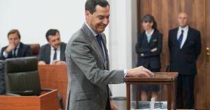 Juanma Moreno juega al bloqueo