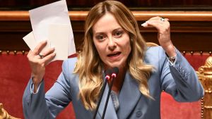 Meloni attacca Bruxelles: “I vertici ristretti fanno solo danni. No ai diktat del Green Deal” /