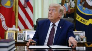 Trump ferma i raid e annuncia l'accordo con l'Iran. Vance vola a Évian