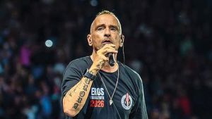 Eros Ramazzotti allo stadio Maradona di Napoli, dove suonò con Pino Daniele e Jovanotti: «Porto in tour la pace e la giustizia»