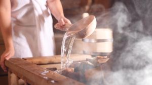 Blutdruck: Welche Wirkung haben Sauna, heißes Bad und Wechselduschen?