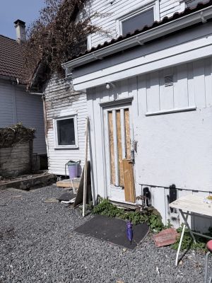 Trehus står til forfall og er boligslum