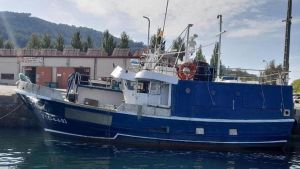Accidente marítimo en Asturias: rescatan a dos marineros que embarrancaron con su barco en Isla Erbosa, frente al Cabo Peñas