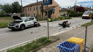 Istrana, scontro tra un’auto e una moto: tre feriti, gravi padre e figlio