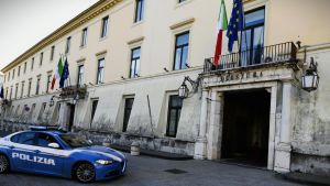 Suv, Rolex e un cavallo sequestrati a poliziotto della Questura di Caserta: erano regali per bypassare le intedittive