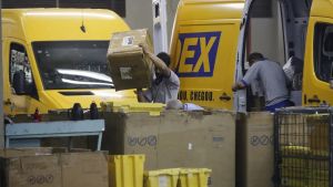 Crise nos Correios obriga carteiros a trabalharem de chinelos