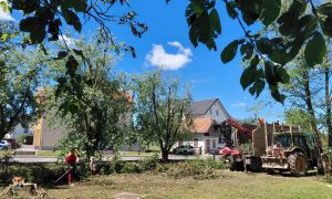 Po neurju v Komendi: ob zavidljivi delovni vnemi še ogromno dela