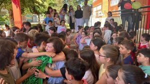 La emotiva despedida en un cole de Pola de Siero, con un pasillo de 200 alumnos, a Feli Fuego, profesora de Religión durante 41 años: 
