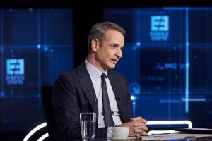 Ο Μητσοτάκης δικαιολογεί τις αυξήσεις στους Μητροπολίτες: «Εν πάσει περιπτώσει διοικούν μια Μητρόπολη»