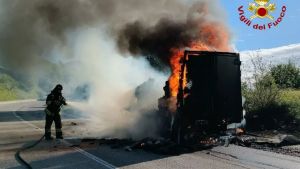 Furgone a fuoco sulla strada per Piancavallo: l’autista riesce a uscire prima del rogo