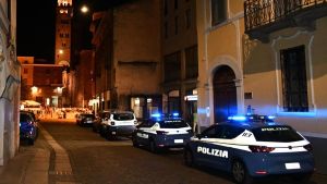 Cremona, accoltella la compagna e le lancia addosso della candeggina: arrestato 43enne