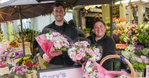 Beloved market stall giving out FREE bouquets to city folk