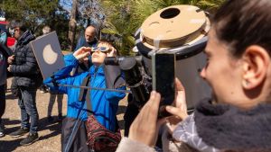 El eclipse desata la pasión por la ciencia en España: las actividades de astronomía se expanden por todo el país