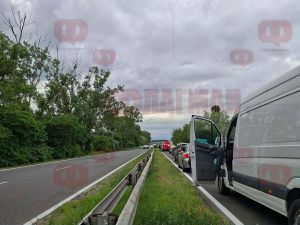 Километрично задръстване край Бургас заради необичайна спасителна операция