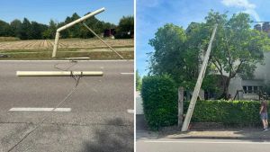 L’escavatore sul camion non ritira il braccio meccanico: abbattuti quattro pali telefonici