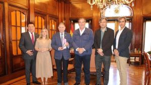 Oviedo se vuelve a coronar como una de las ciudades más limpias de España: recibe su duodécima Escoba de Platino
