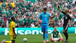 Tres expulsiones en el partido inaugural