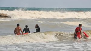 Maxi salvataggio in Darsena a Viareggio, rischiano di annegare: in tre al pronto soccorso