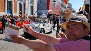 La única cosa importante que León XIV no hizo en Madrid: hacerse una foto con el cazautógrafos asturiano que ya tiene a todos los famosos menos a un papa