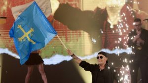 Gijón se quiere fuerte con Alejandro Sanz: el cantante tira de sus grandes éxitos en un abarrotado parque de los Hermanos Castro