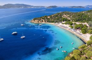Διακοπές κοντά στη θάλασσα και σύντομα ταξίδια: Ο λόγος που οι Ευρωπαίοι επιλέγουν και φέτος την Ελλάδα