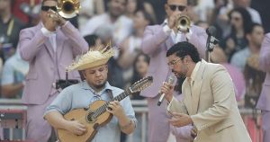 Bad Bunny, mitad reguetón, mitad pasarela