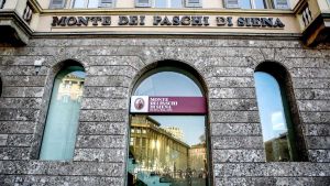 Da Siena a Trieste, il risiko dei banchieri tra rivalità e intrighi